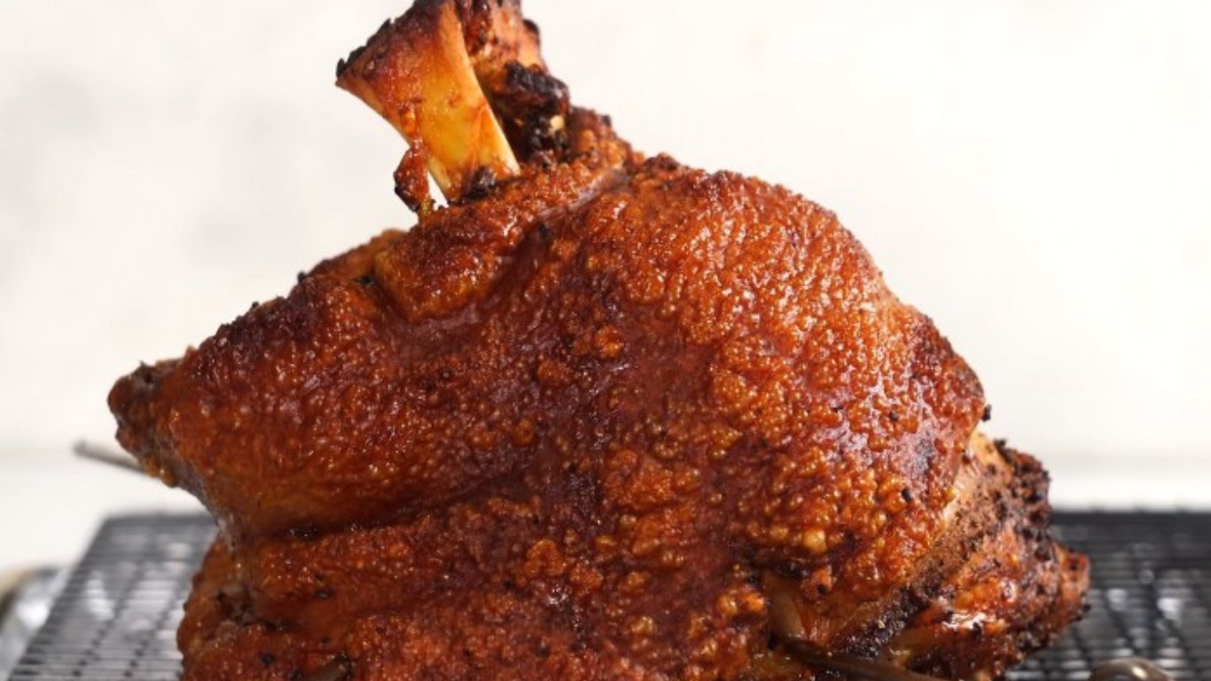 Knusprige Schweinshaxen mit Kartoffelknödeln und Sauce :