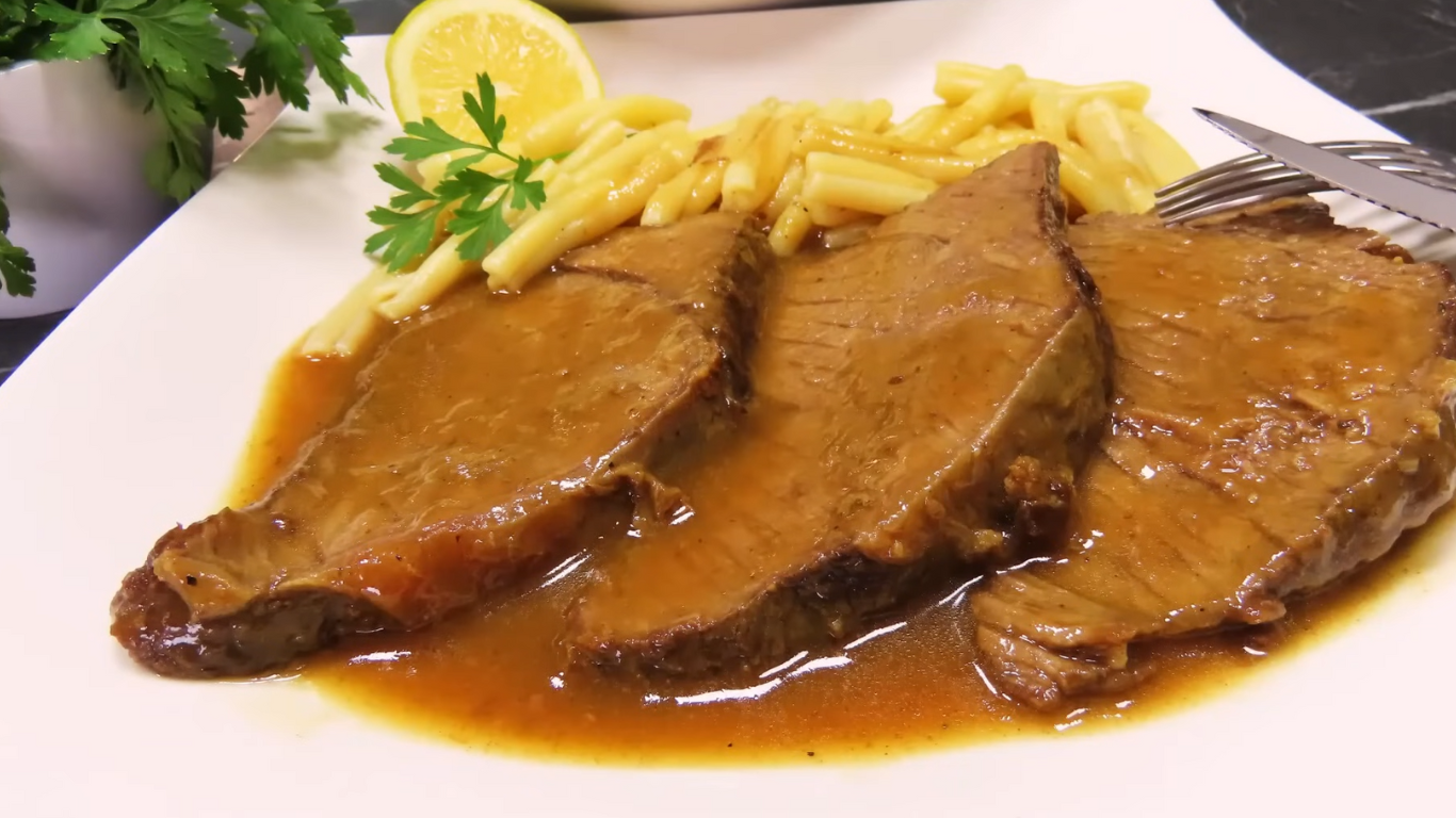 Geschmortes Rindfleisch mit köstlicher Bratensoße :
