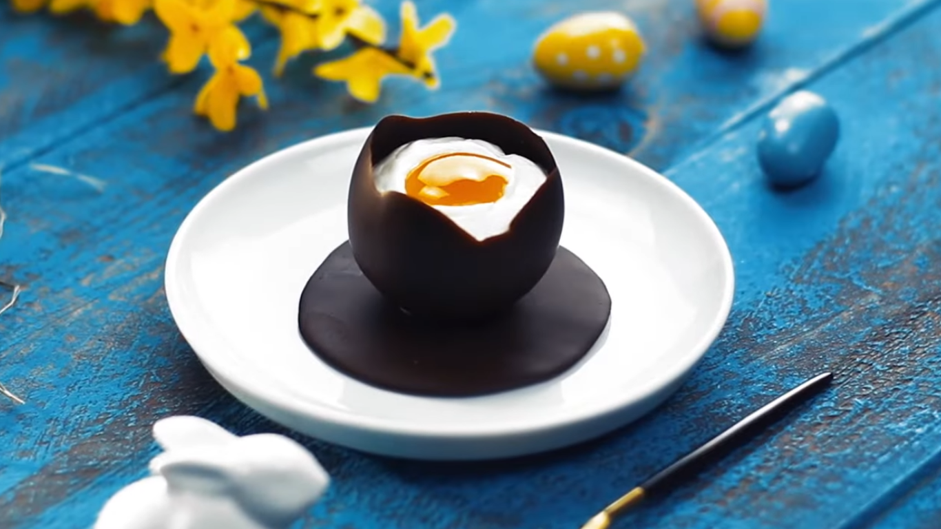 Schokoladennest mit Mousse und Fruchtkern :