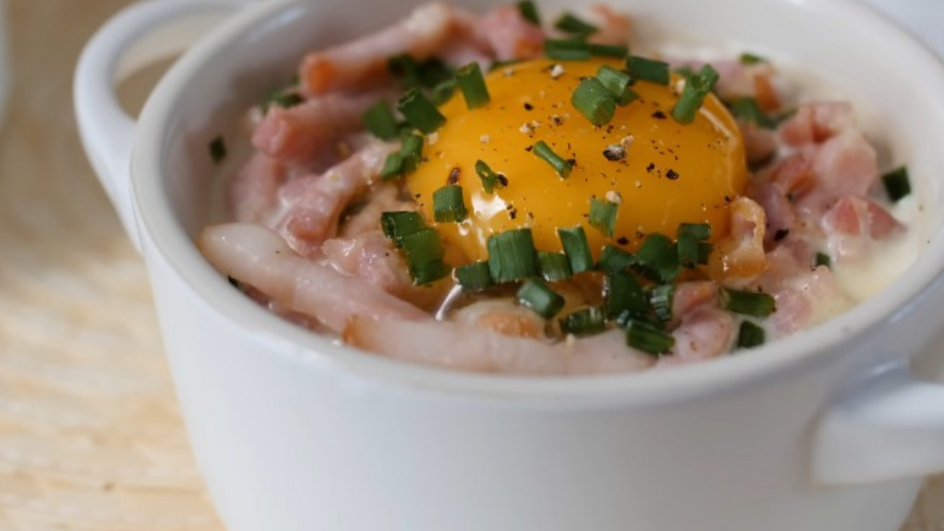 Eier im Glas mit Speck und Gouda: Deftiges Ofengericht mit französischem Flair: